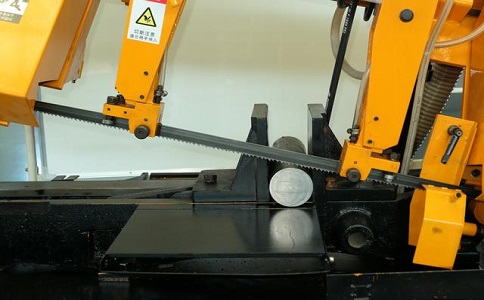 万年数控带锯床自动送料精度会出现偏差吗？