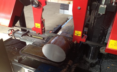 万年卧式带锯床加工时出现明显振荡如何排查？